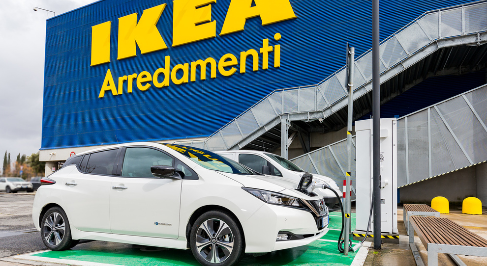 La colonnina di ricarica elettrica NIssan con la nuova Leaf inaugurata allo store di Ikea Anagnina di Roma