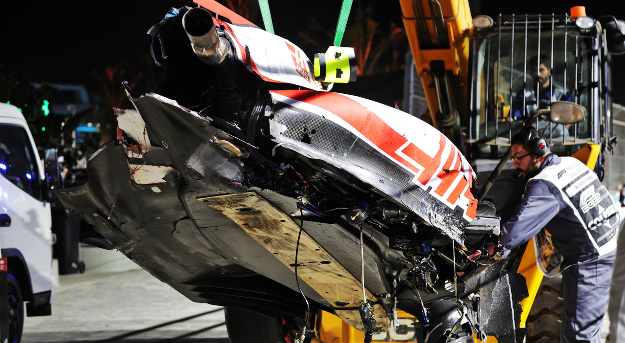 Nella foto, quel che rimane della Haas di Schumacher dopo l'incidente nella qualifica di Jeddah