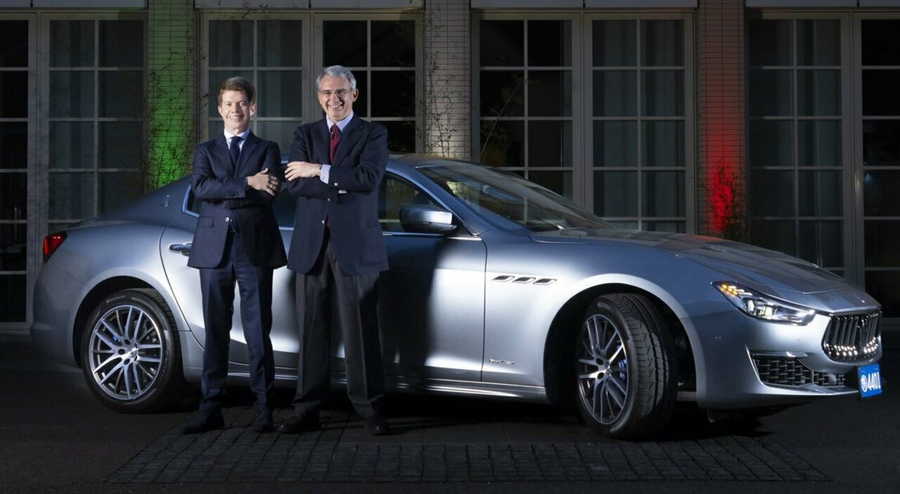 Da sinistra il presidente di Maserati Japan, Gregory Adams con l'Ambasciatore Italiano in Giappone Gianluigi Benedetti