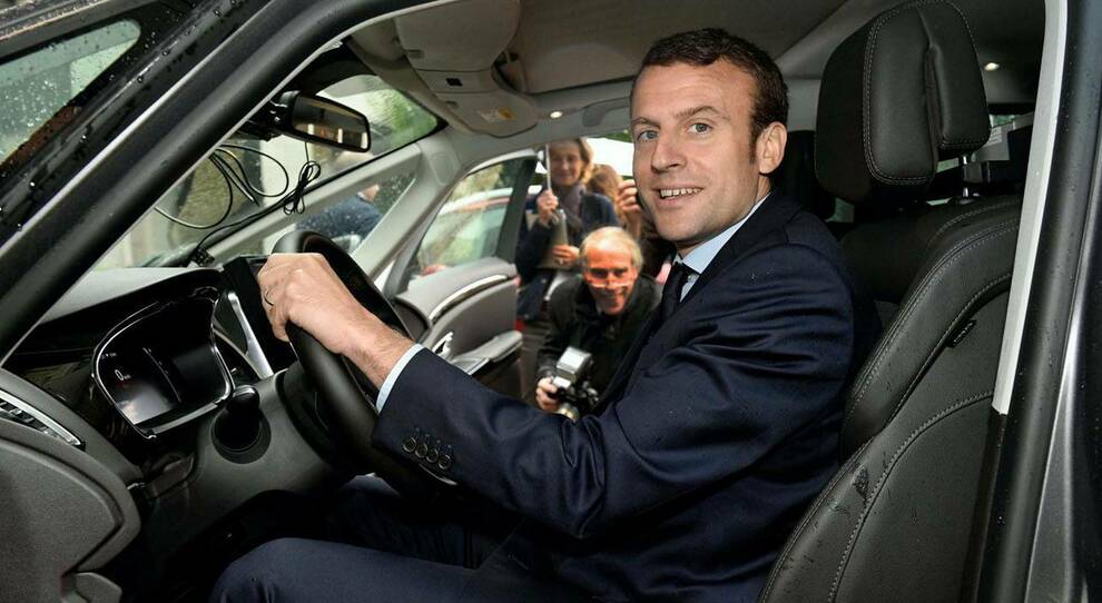 Il presidente francese Macron al volante di un nuovo modello