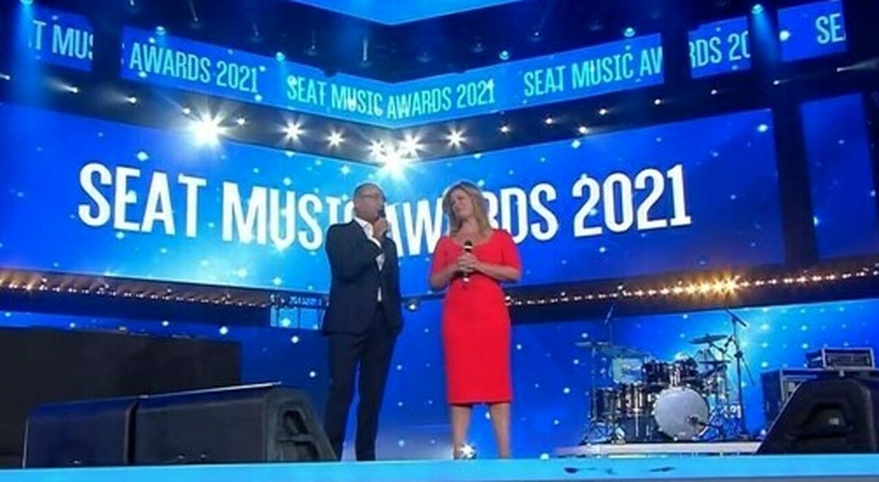 Carlo Conti e Vanessa Incuntrada presentatori dei Seat Music Awards che raduna e premia i principali protagonisti della stagione musicale