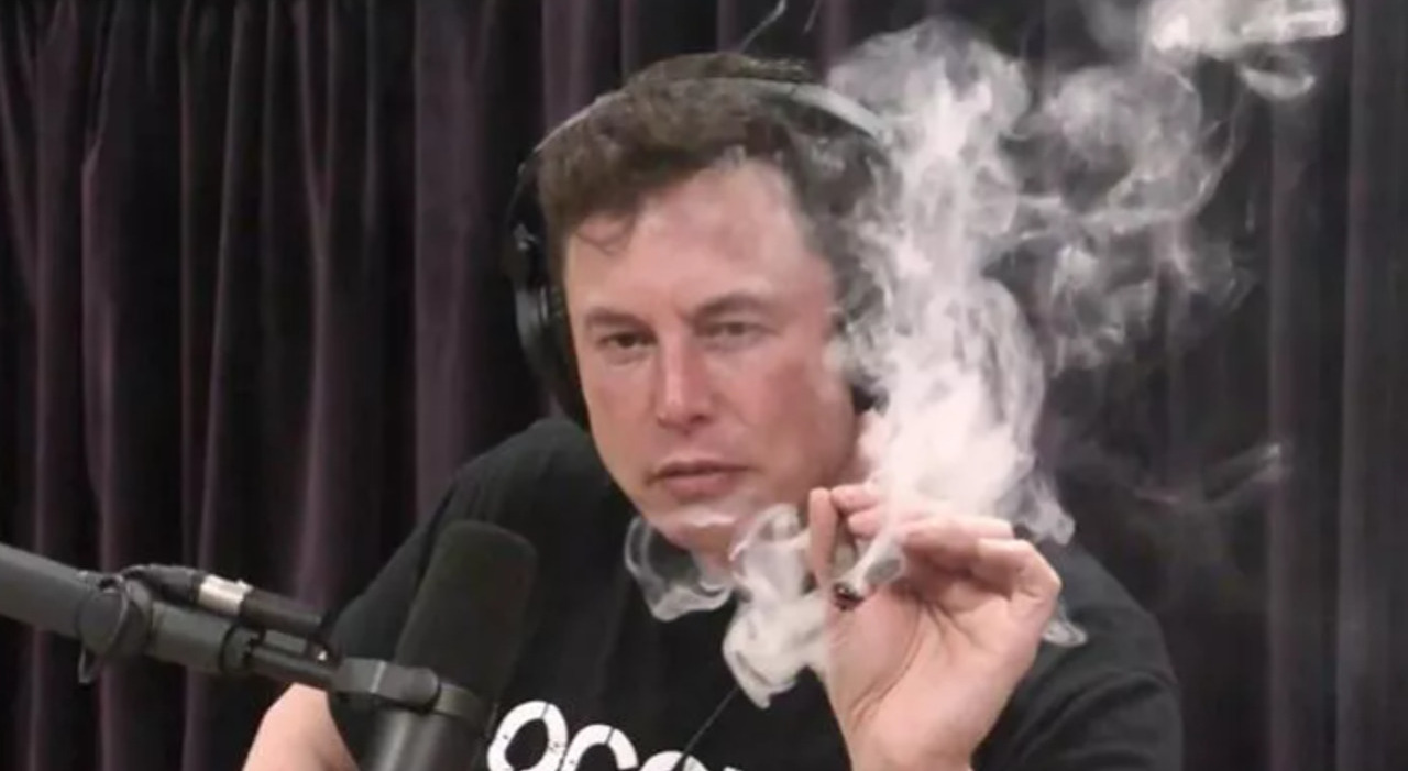 Musk ha già fumato marijuana in pubblico, spiegando di avere una prescrizione per l'uso della chetamina.