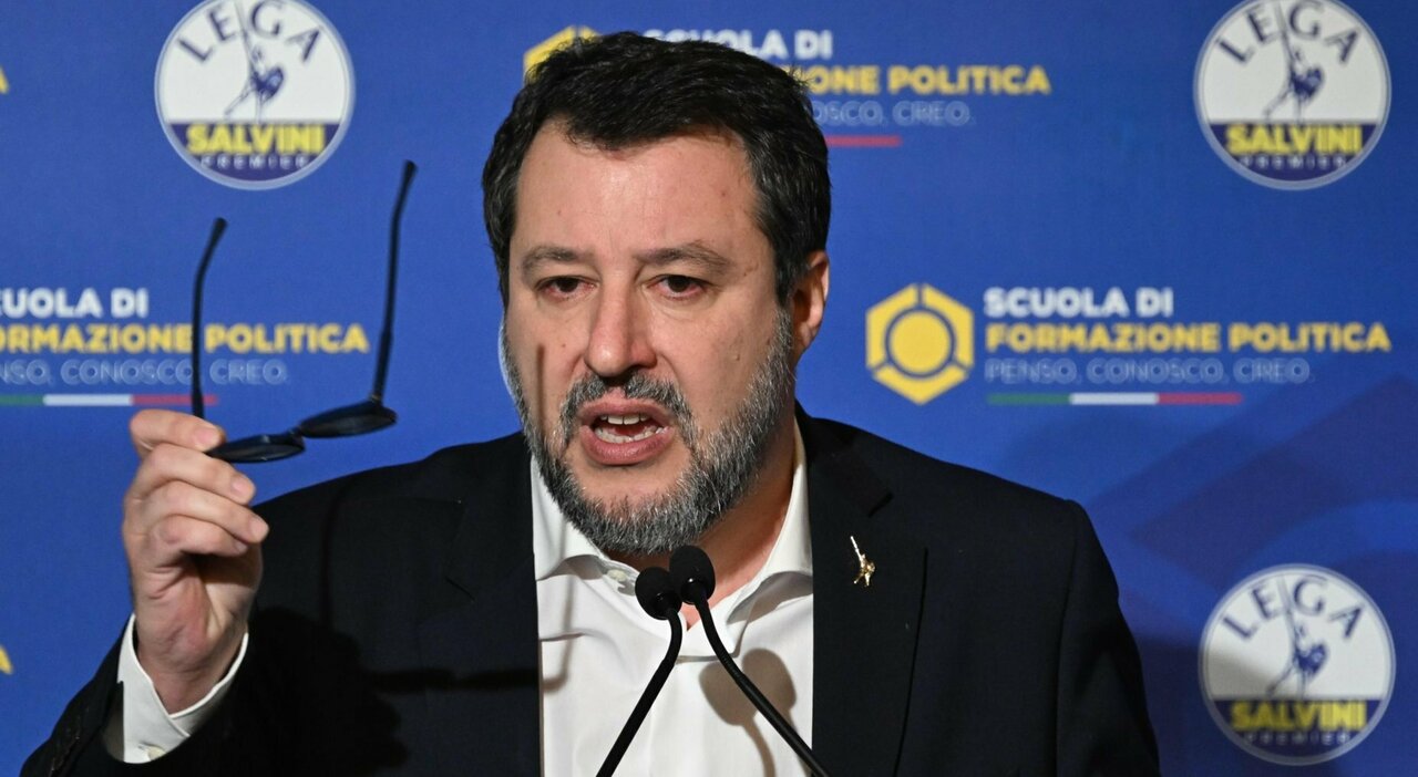 Manganellate a Pisa, Salvini: «Chi mette le mani addosso a un poliziotto è un delinquente. Le parole di Mattarella non si commentano»