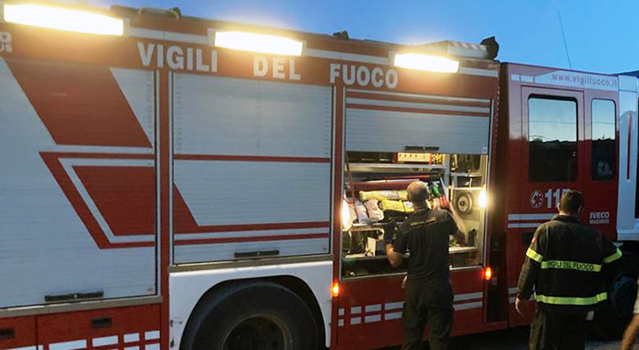 Corridonia, incendio in una palazzina: le fiamme avvolgono tre appartamenti. Sul posto i Vigili del fuoco