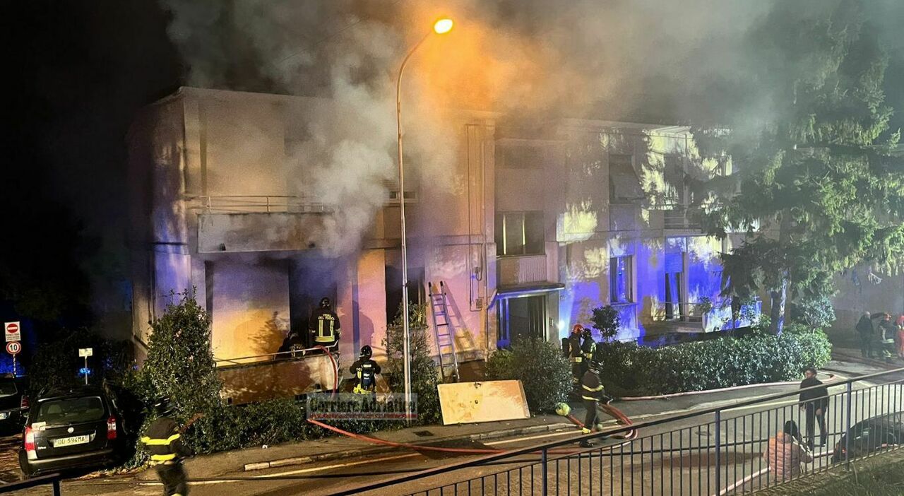 Corridonia, incendio in una palazzina: le fiamme avvolgono tre appartamenti. Sul posto i vigili del fuoco