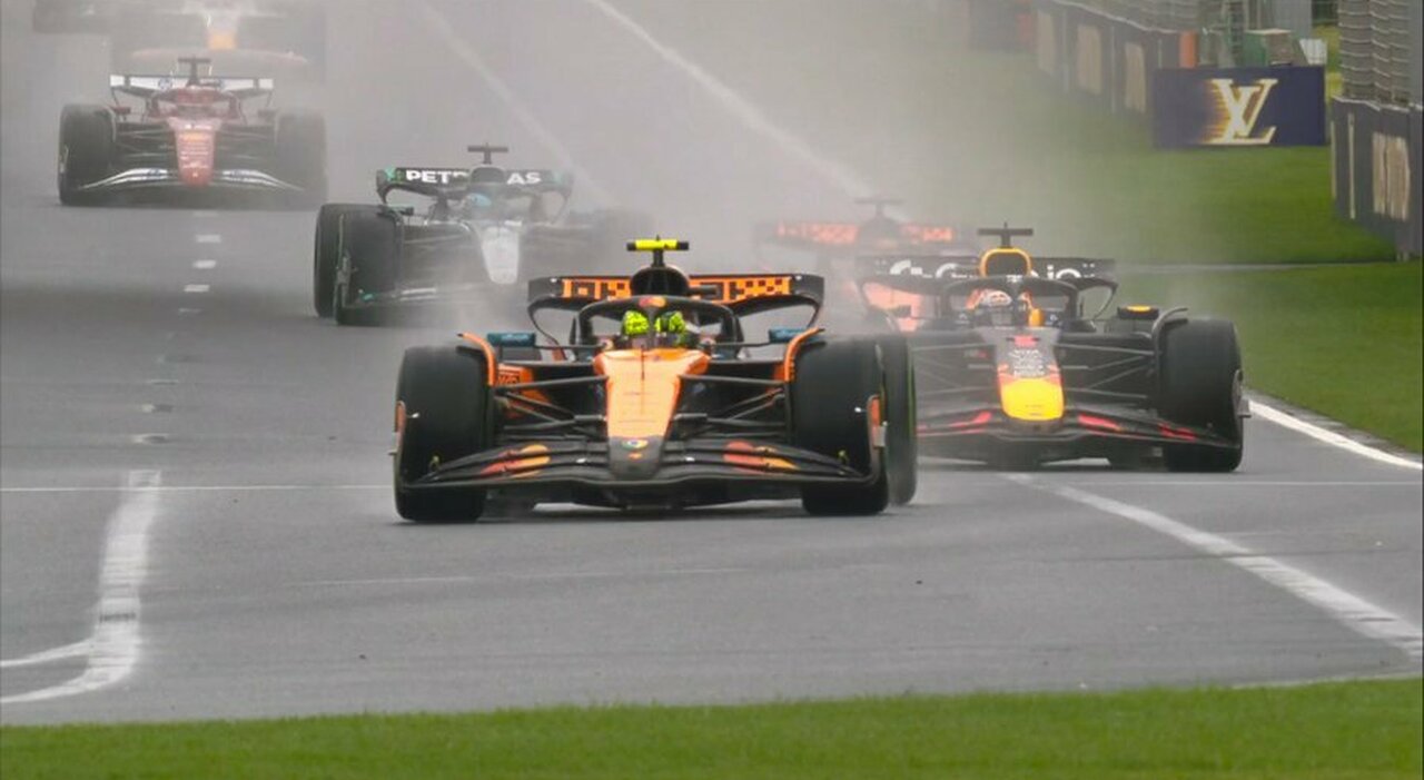 Diretta F1, GP di Australia: la corsa riprende con Norris che tiene il comando davanti a Verstappen, Leclerc è quinto, Hamilton ottavo