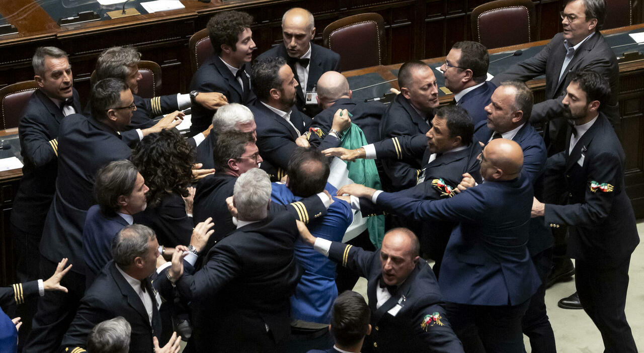 Rissa alla Camera, il deputato M5S Leonardo Donno portato via in carrozzina: «Picchiato con due pugni alla testa»