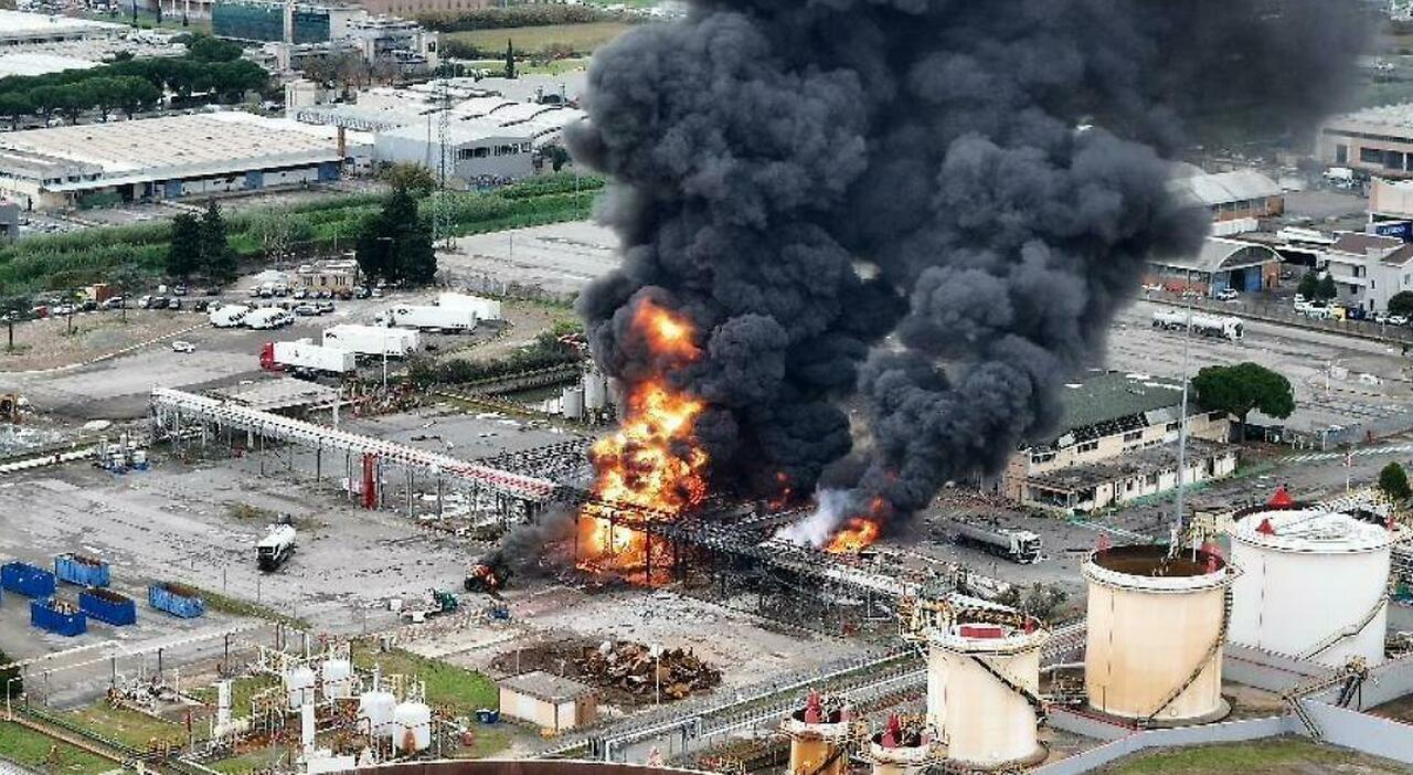 Calenzano, un carrello sollevato in una nube di vapore di carburanti il possibile innesco dell