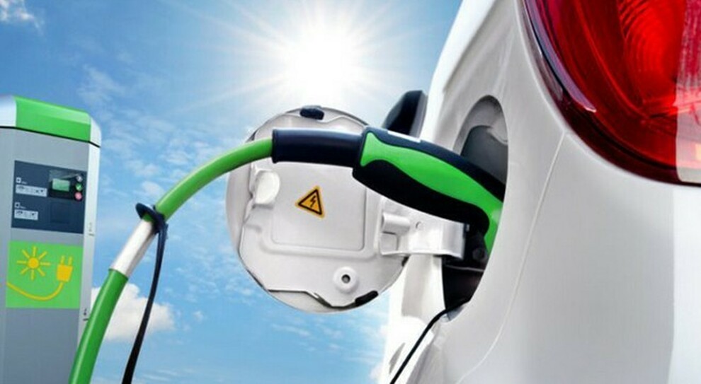 Mercato auto, in Italia le elettrificate sorpassano vetture a benzina. Europa ancora in marcia indietro, peggior febbraio dal 2013