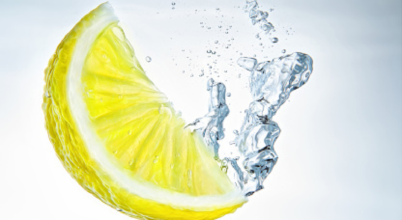 Как влияет вода с лимоном. Л воды. Вода с лимоном. Сочный лимон. Ылда с лимоном.