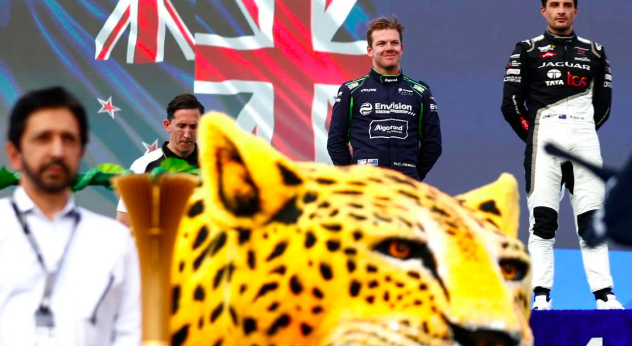 Il giaguaro sul podio con la bandiera neozelandese dei suoi piloti