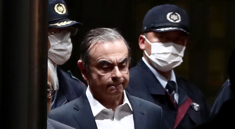 L'ex ceo Carlos Ghosn attorniato dagli agenti giapponesi