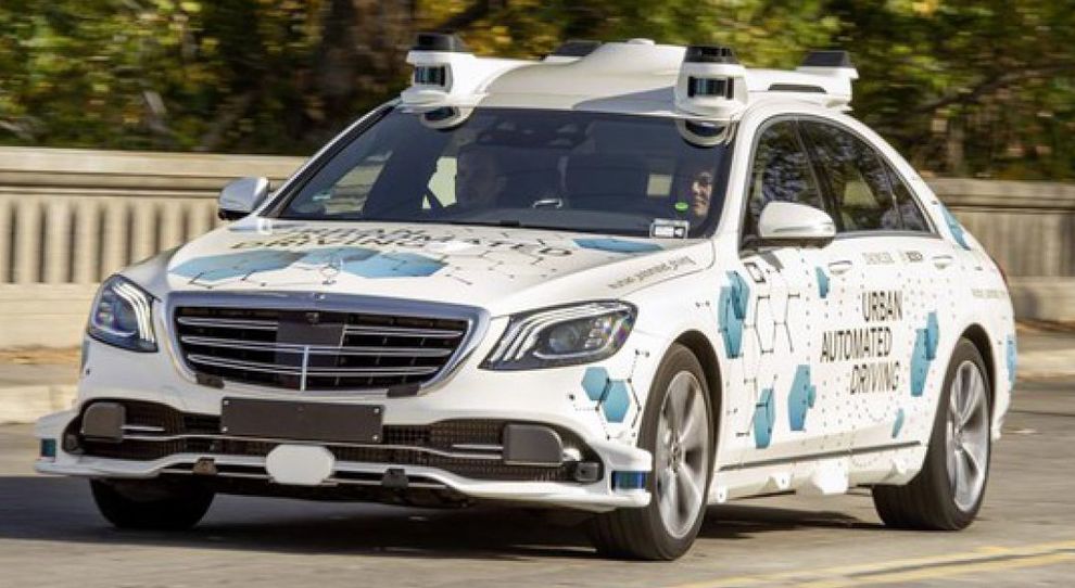 Una Mercedes Classe S a guida autonoma in giro per le strade di San Jose in California
