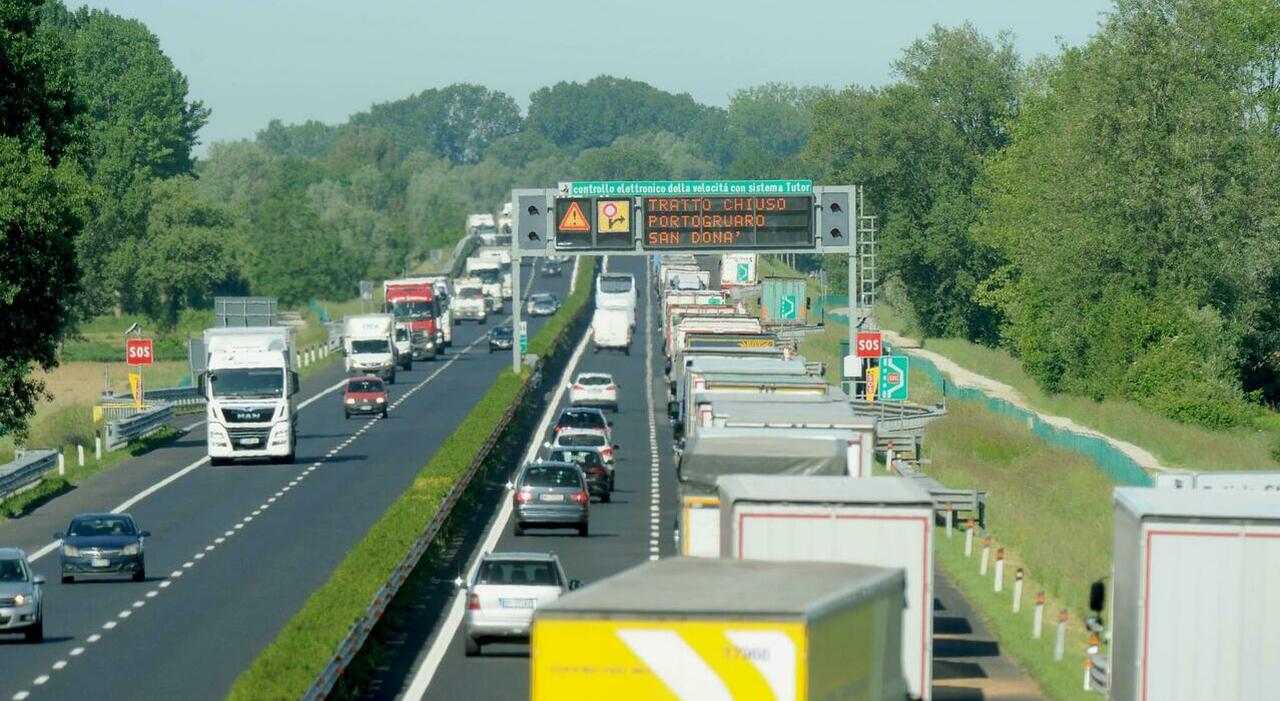 Malore improvviso in A4, ventenne muore davanti alla famiglia: stava rientrando in auto dalle vacanze con la mamma, il papà e il fratello