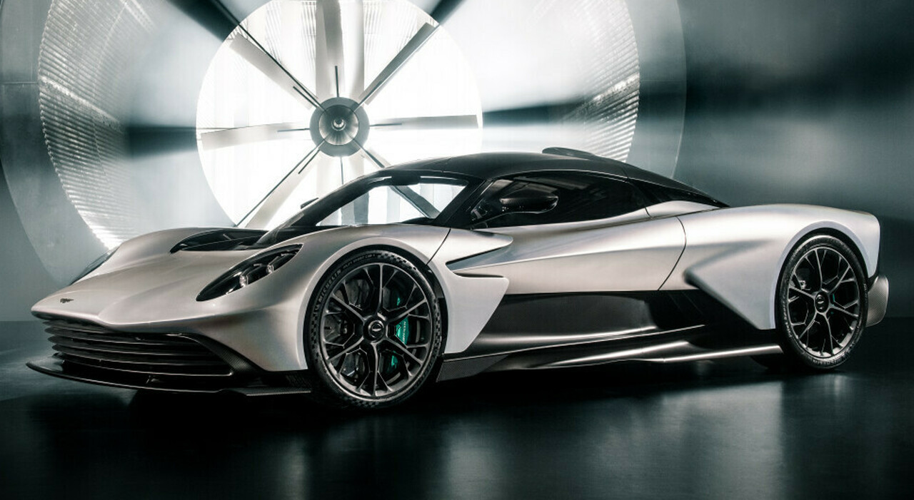 La Valhalla è la prima Aston Martin a motore centrale, ha un sistema di propulsione ibrido plug-in da oltre mille cavalli con motore V8 e tre motori elettrici ed un'aerodinamica raffinatissima