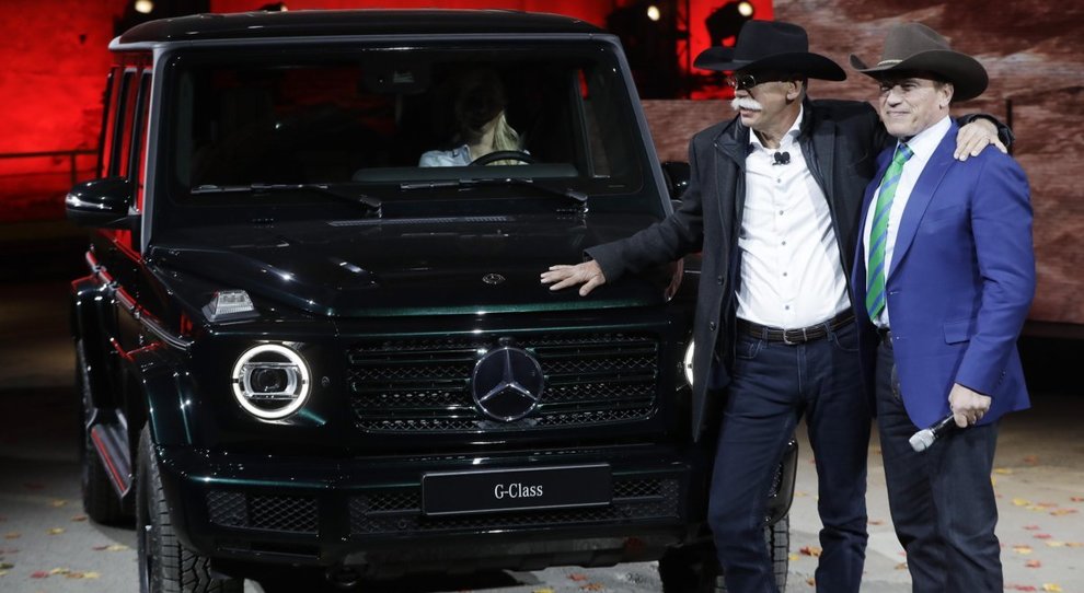 A sinistra il ceo di Daimler Dieter Zetsche con l'ex governatore della California Arnold Schwarzenegger, presentano insieme a Detroit la nuova Mercedes Classe G