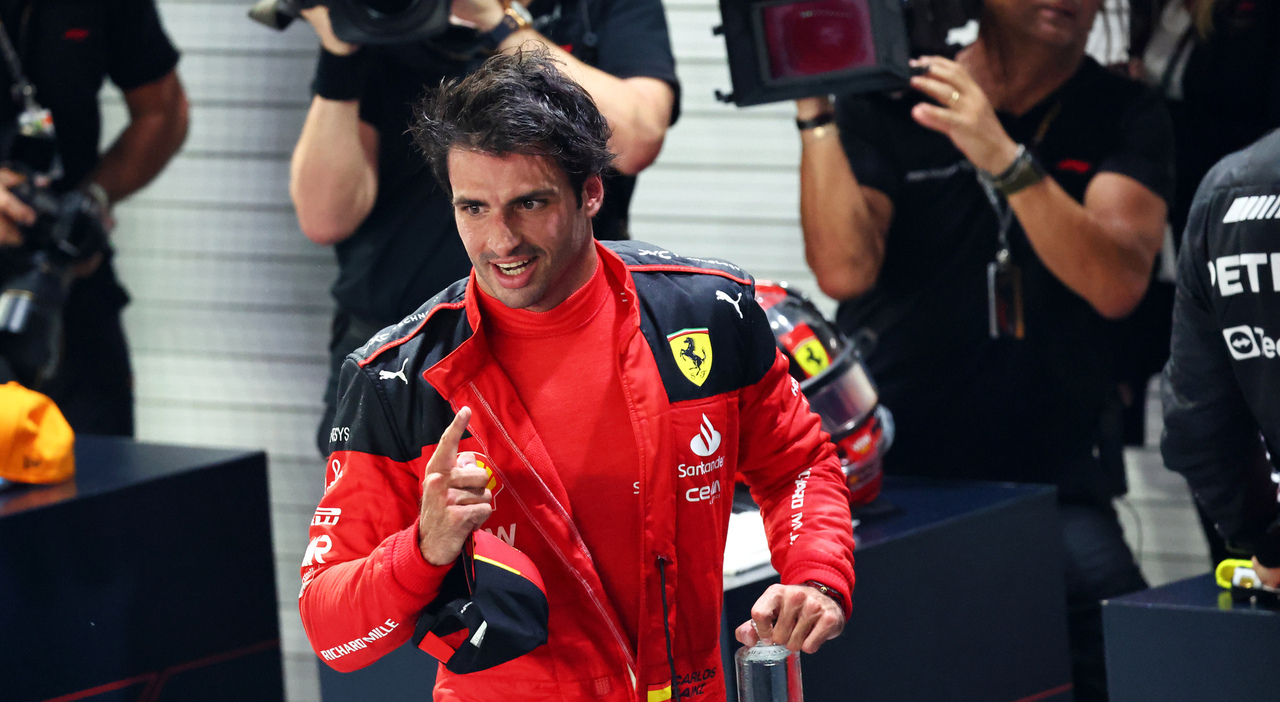 GP di Singapore, diretta: grande occasione Ferrari con Sainz e Leclerc, Verstappen parte 11esimo