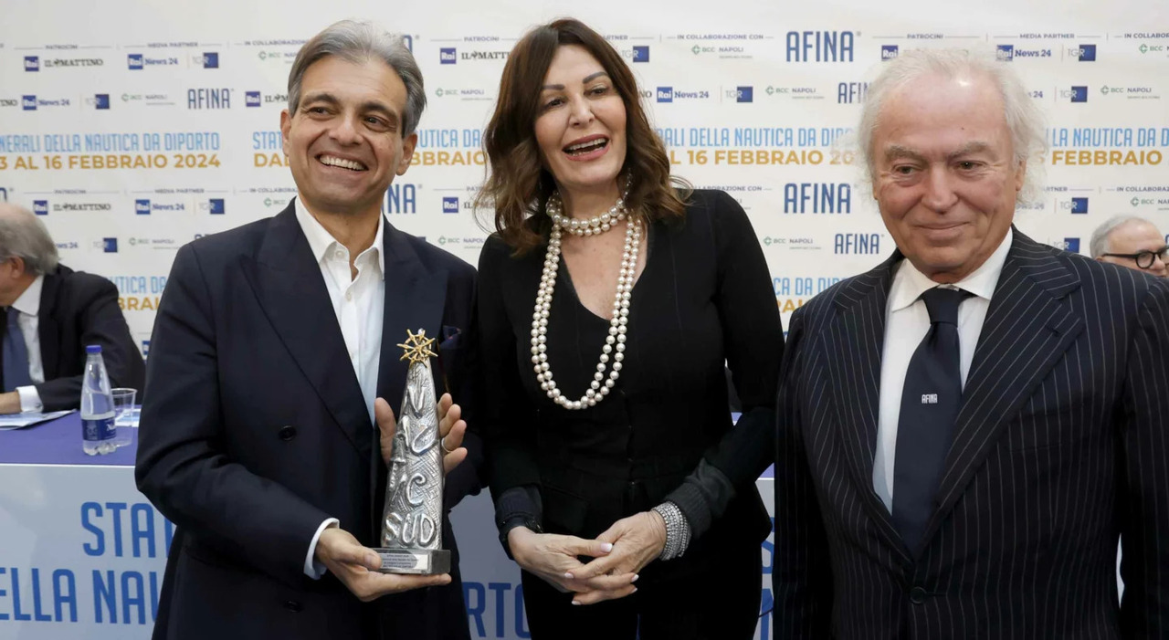 Brunello Acampora (Victory Design) premiato anche al Nauticsud con a fianco la ministra Santanchè e Gennaro Amato presidente di Afina