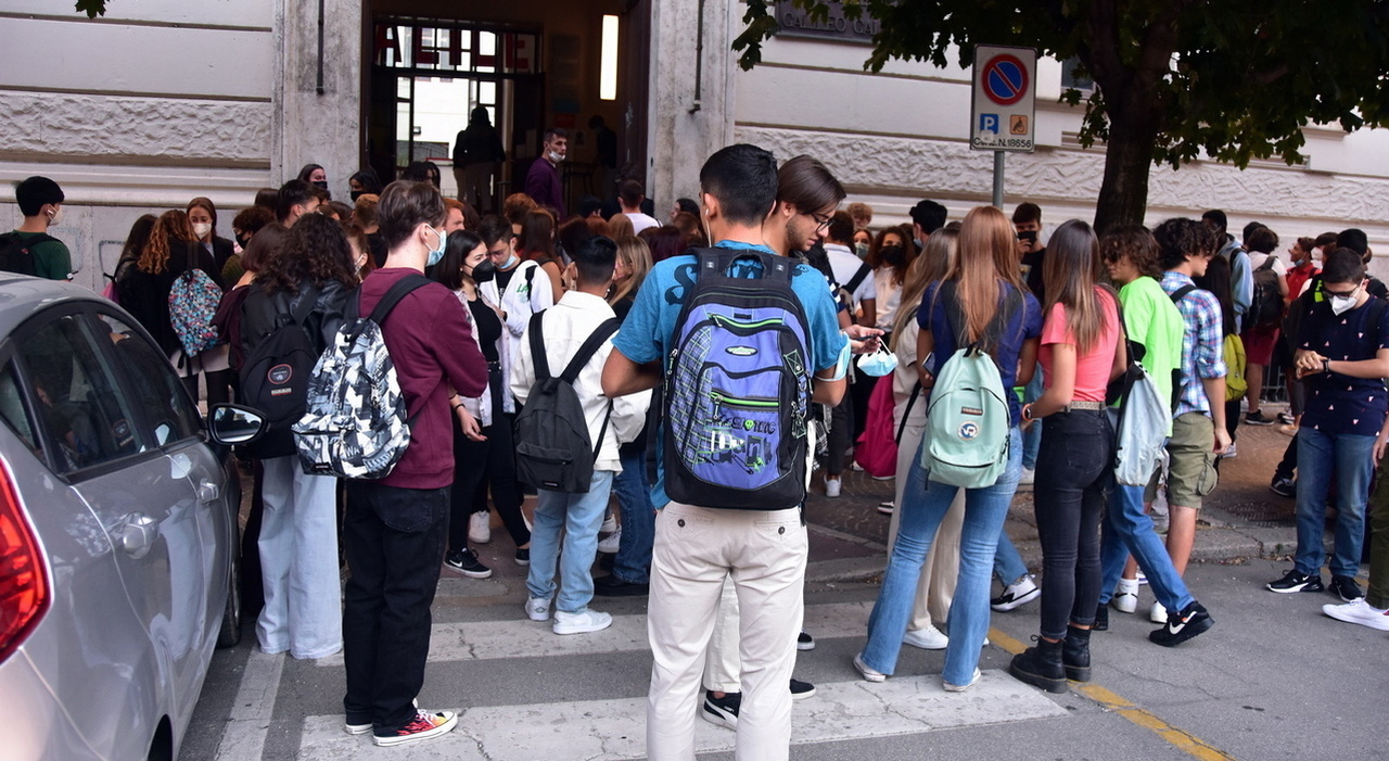 Scuola, cresce il numero di studenti che si fermano alla terza media: 431mila giovanissimi non hanno mai preso il diploma