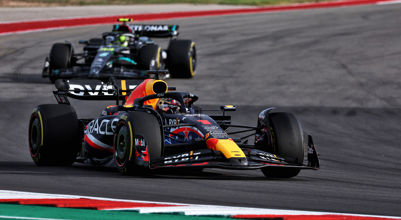 La Red Bull di Max Verstappen davanti alla Mercedes di Lewis Hamilton durante la gara Sprint ad Austin