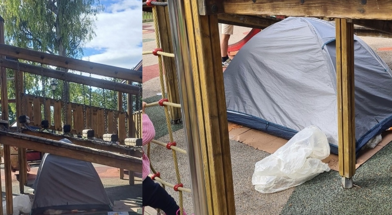 Tenda montata nell’area giochi dei bambini a Colle Oppio, tra rifiuti e siringhe a Roma.