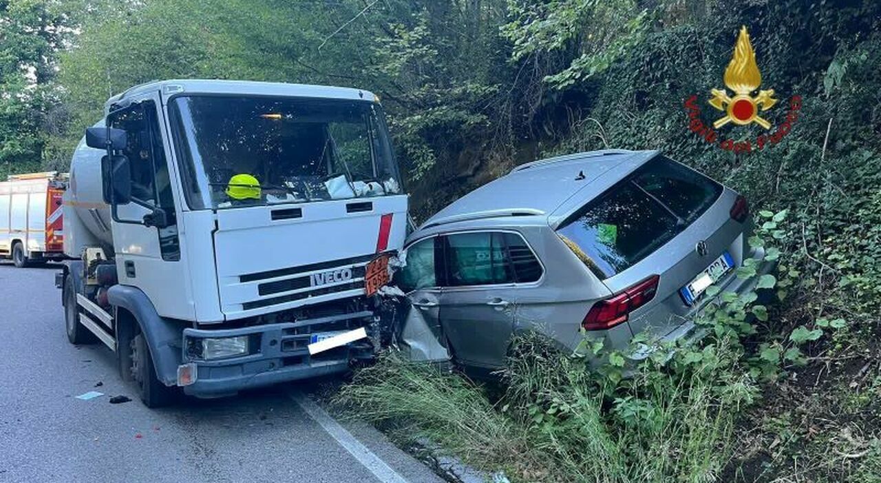 Incidente drammatico: donna estratta dalle lamiere e trasportata in gravi condizioni in ospedale