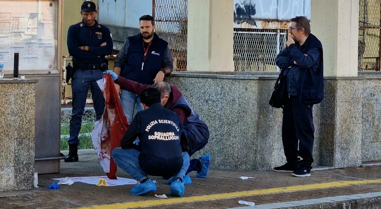 Capotreno accoltellato al fianco da un 21enne e una minorenne per aver chiesto il biglietto. Martedì sciopero ...