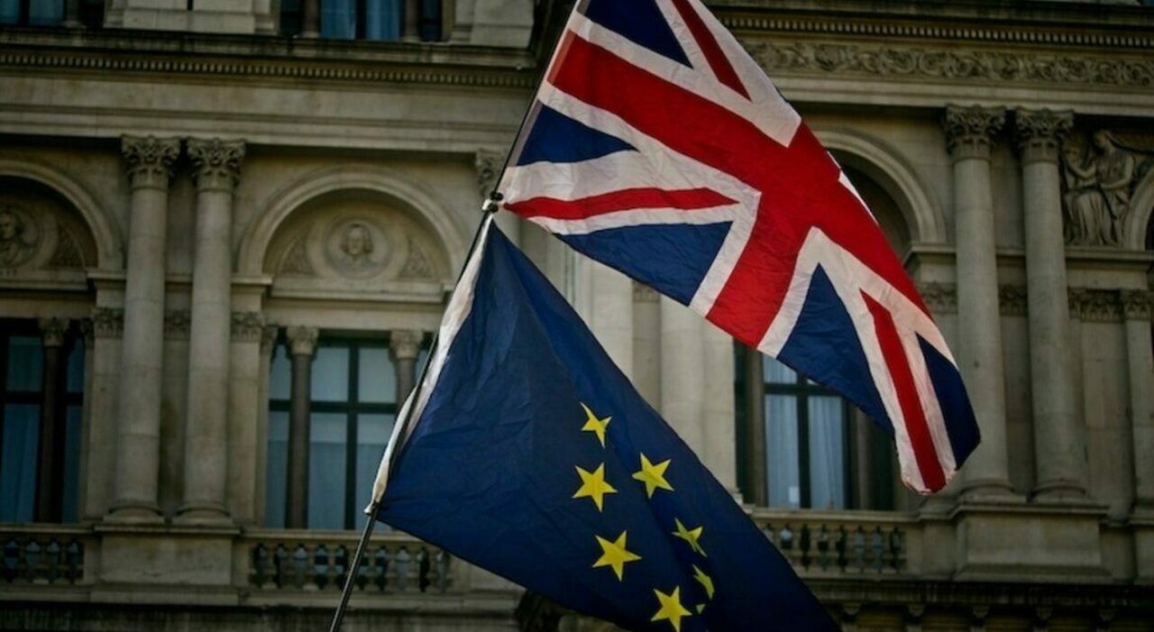 Le bandiere della UE e della Gran Bretagna