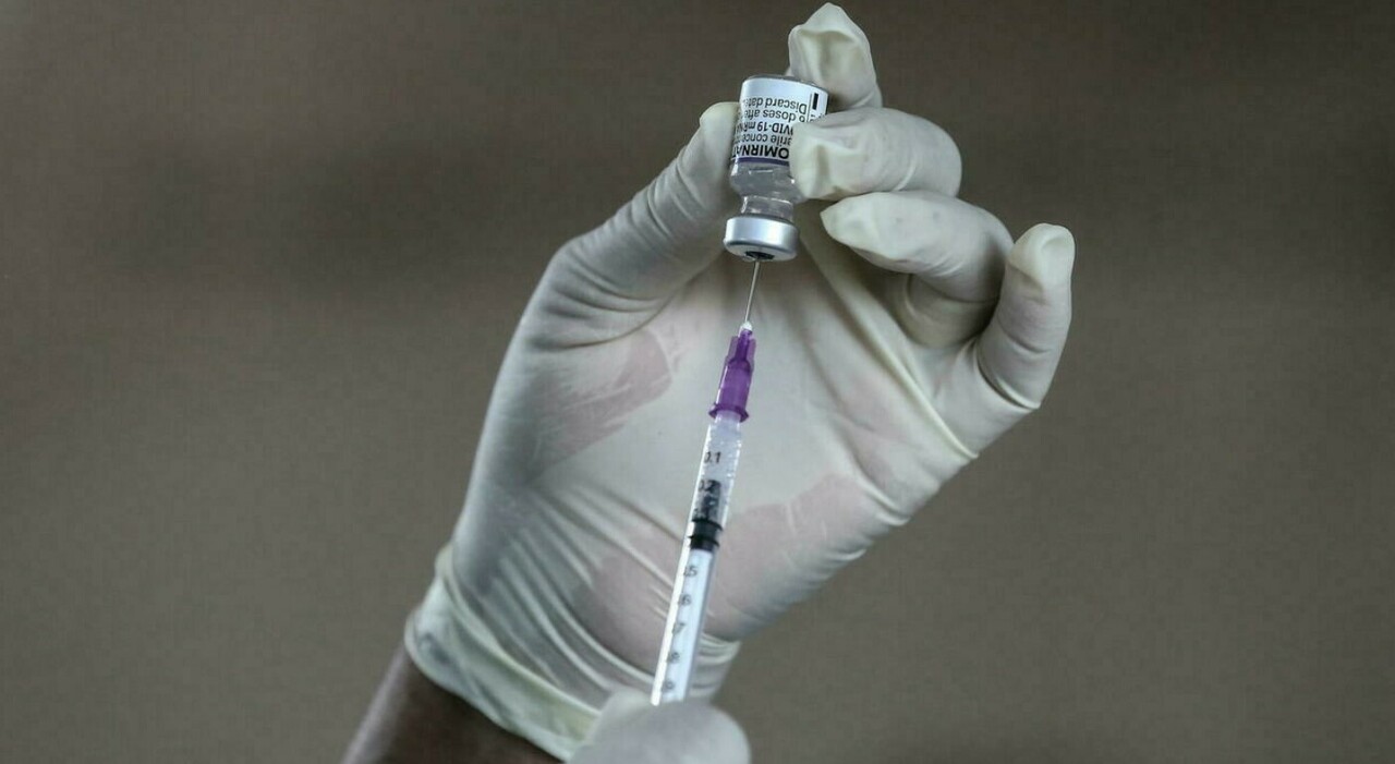 Tumore, vaccino a mRna contro il melanoma sarà pronto tra tre anni. «Studio registrativo in corso»