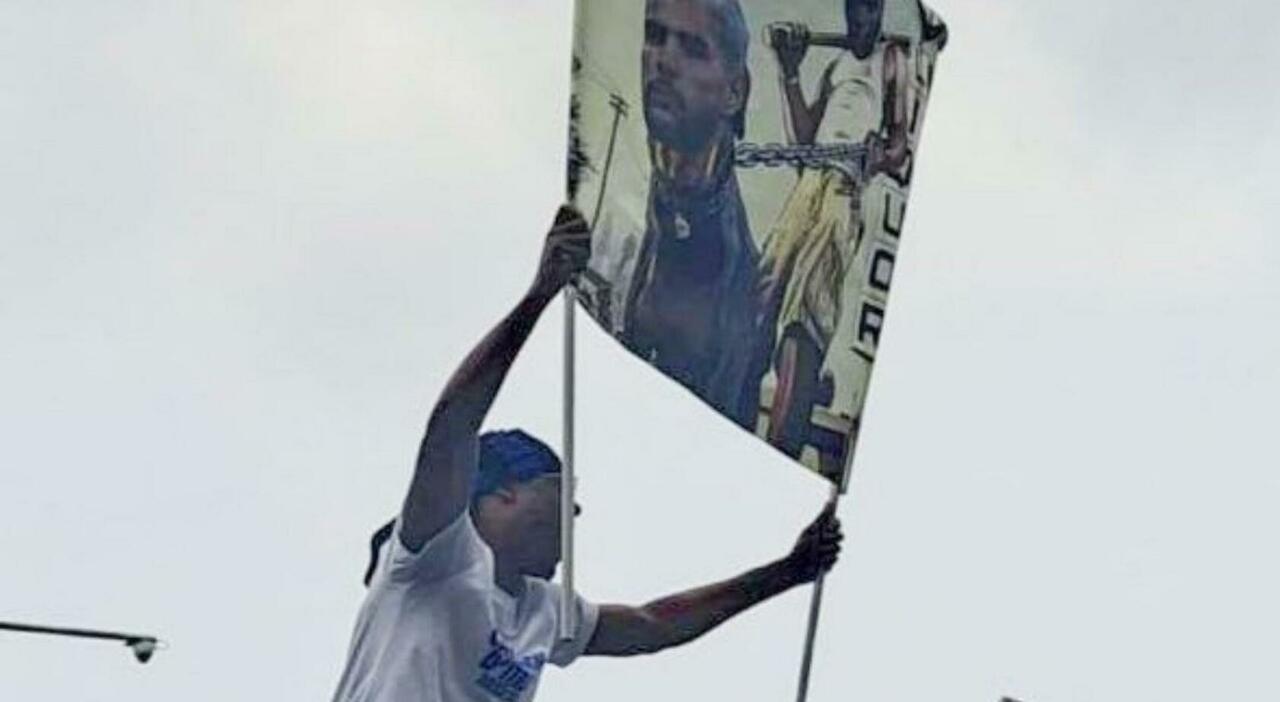 Denzel Dumfries Apologizes for Controversial Banner During Inter's Title Celebration