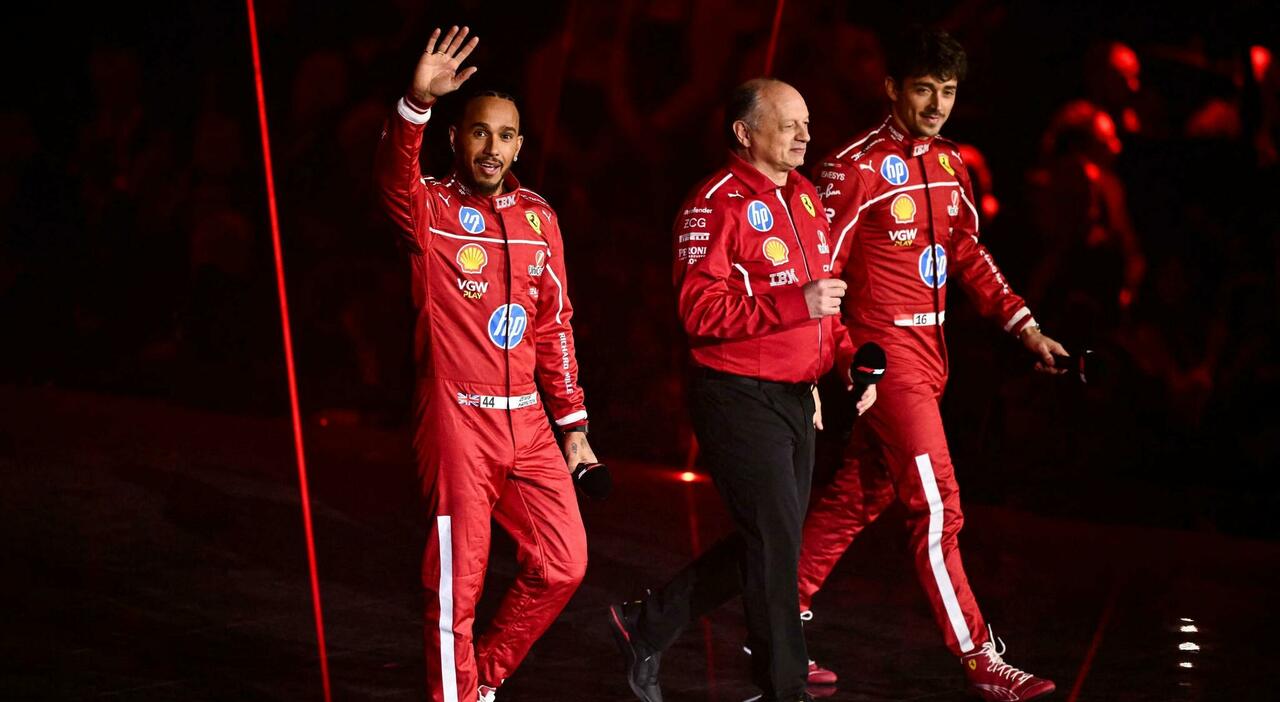 Il team principal Frederic Fasseur tra Hamilton e Leclerc ieri a Londra