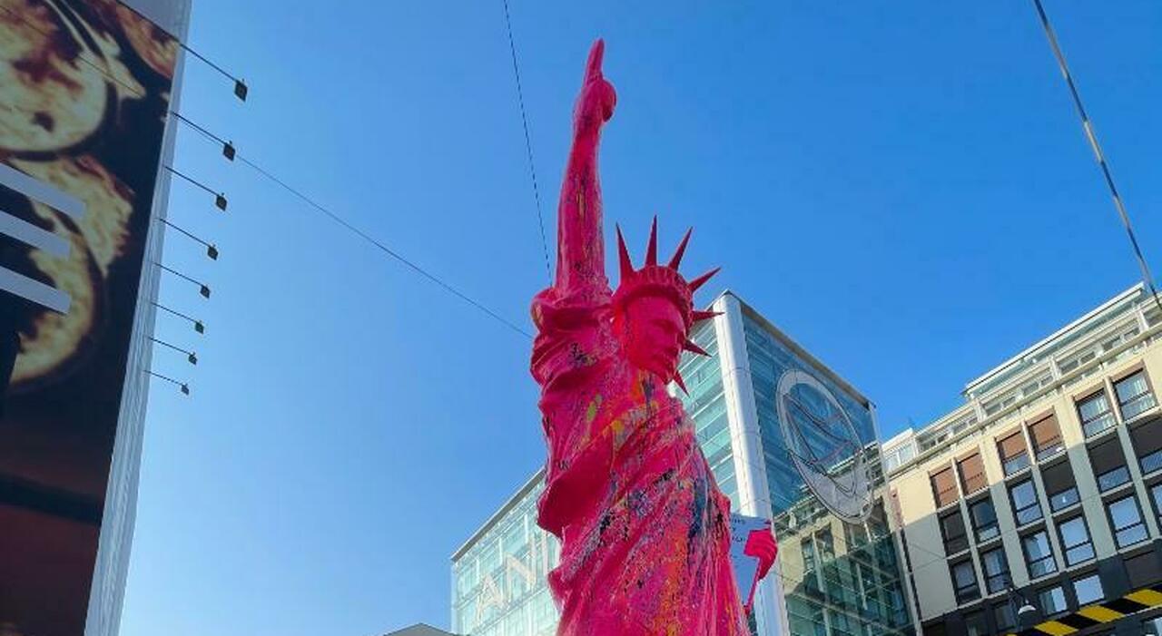 La Statua della Libertà a Milano: il significato dell'opera apparsa in città