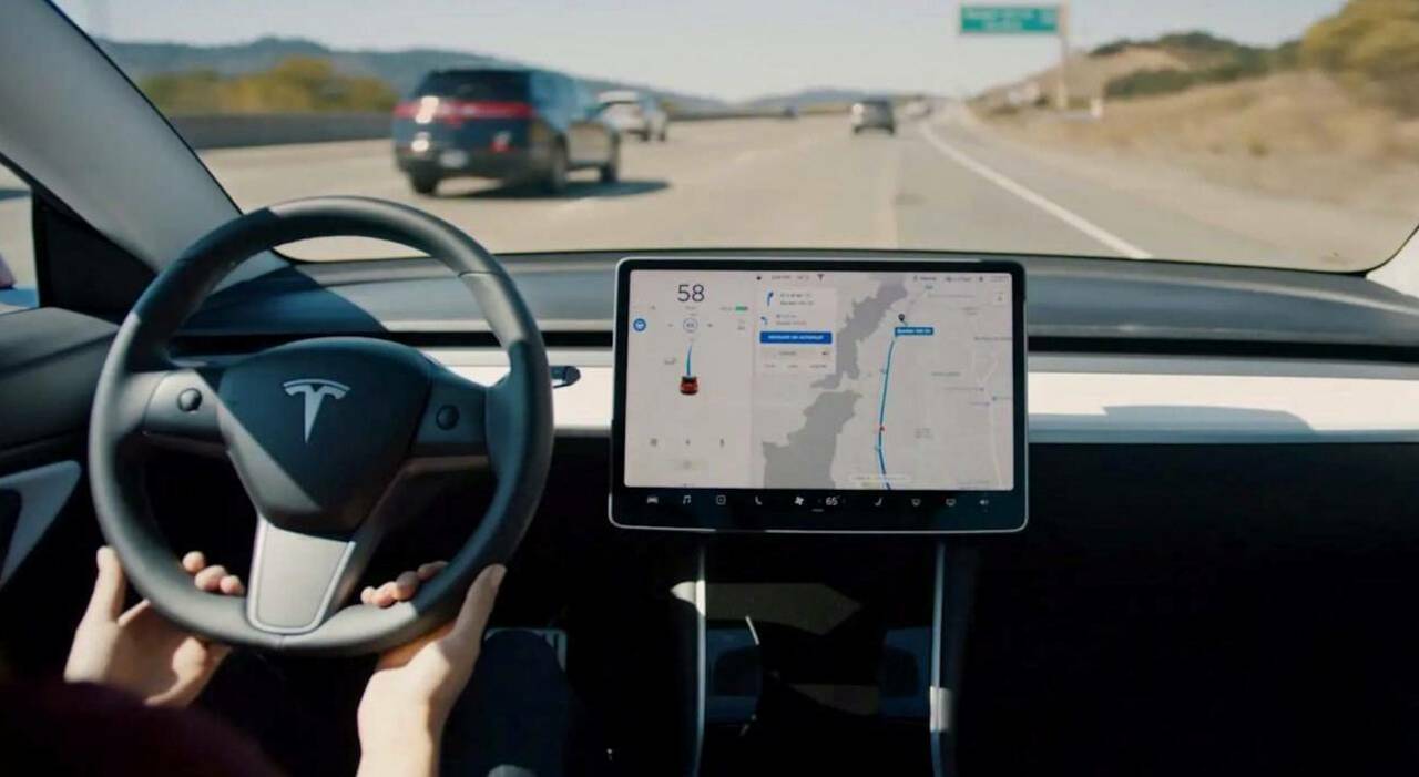 Il cockpit di una Tesla