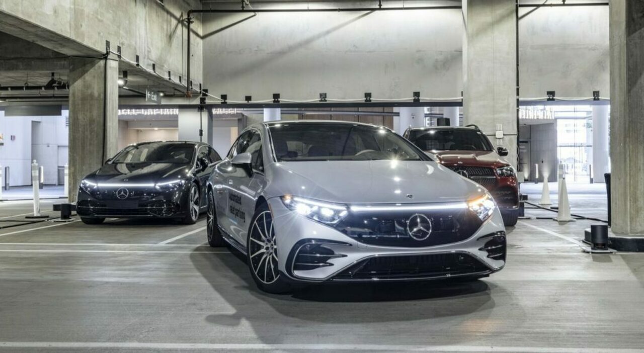 La Mercedes EQS mentre parcheggia da sola