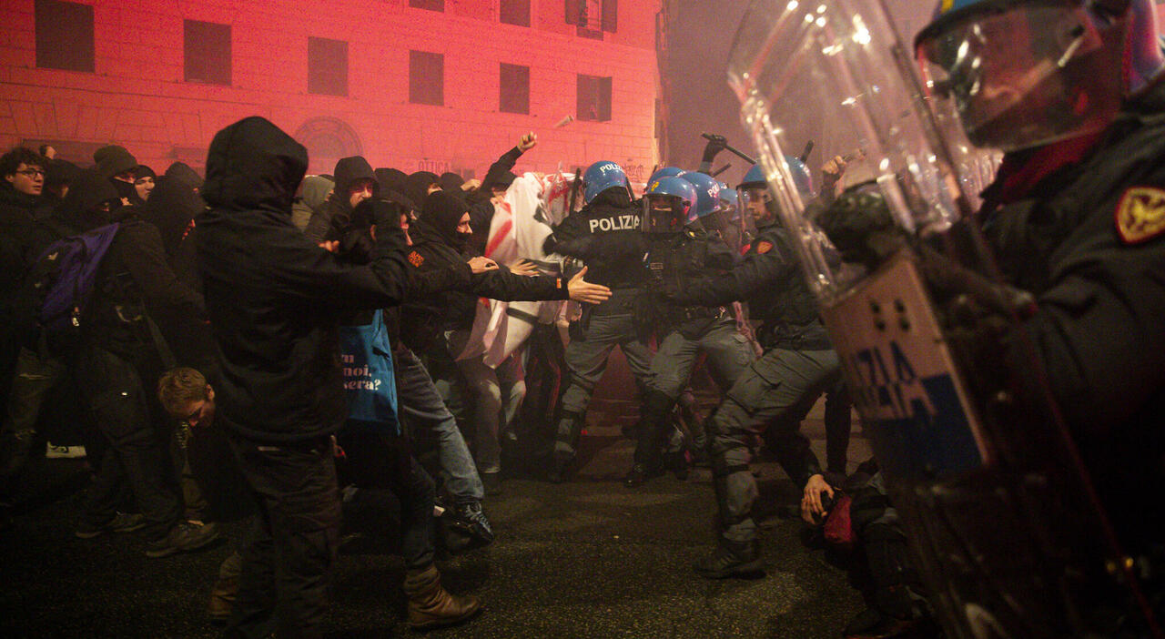 Ramy, scontri tra manifestanti e polizia durante il corteo a Roma: lancio di bombe carta, cassonetti rovesciati e cariche delle forze dell