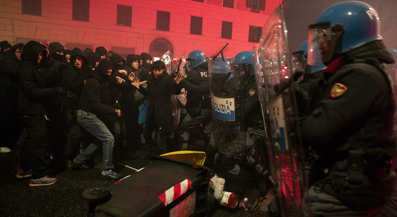 Ramy, scontri alla manifestazione a Roma: cassonetti rovesciati e cariche della polizia. Feriti 4 agenti