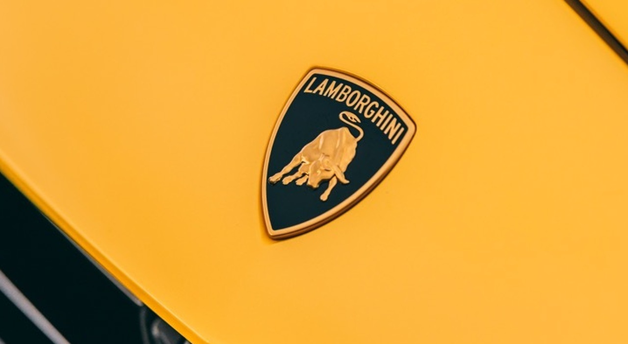Il logo Lamborghini sul cofano della Urus