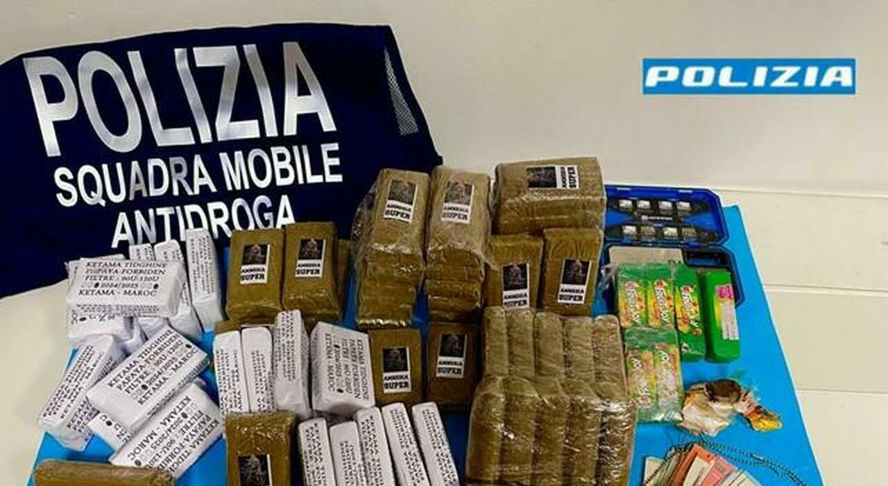 Ancona, sei chili di droga lanciati dalla finestra: papà arrestato, anche il figlio nei guai