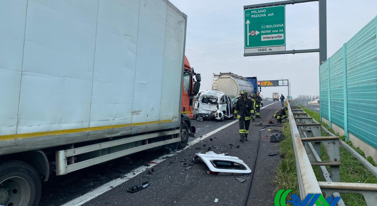 Incidente mortale in A4. Furgoncino stretto nella morsa di due camion: la vittima è una donna e ci sono feriti. Traffico in tilt, code di 12 chilometri