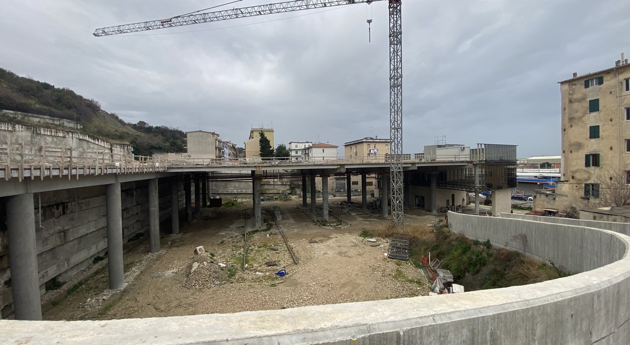 A terra ciottoli e cemento, spazi grezzi e ferri a vista: così il cantiere del Verrocchio arranca