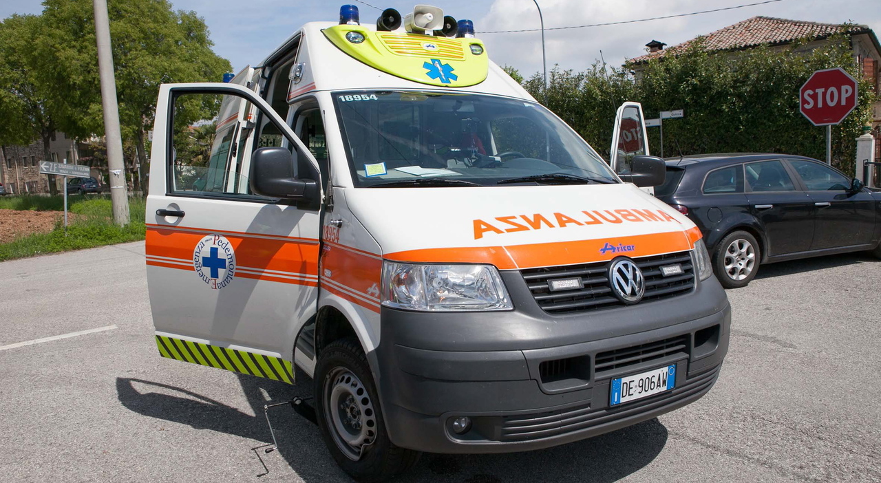 Auto contro scooter, ragazzo muore mentre va a scuola