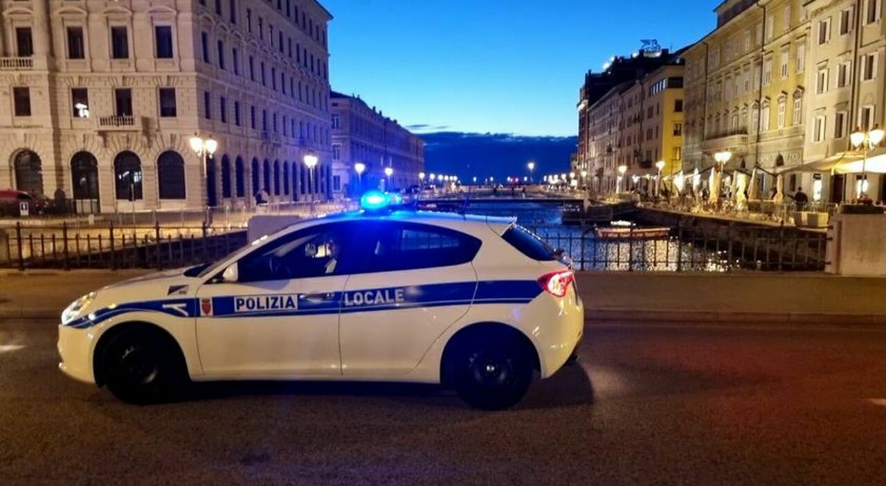 Aggredisce Una Giovane Donna La Colpisce Su Braccia E Mani Poi Le Ruba La Borsetta Arrestato