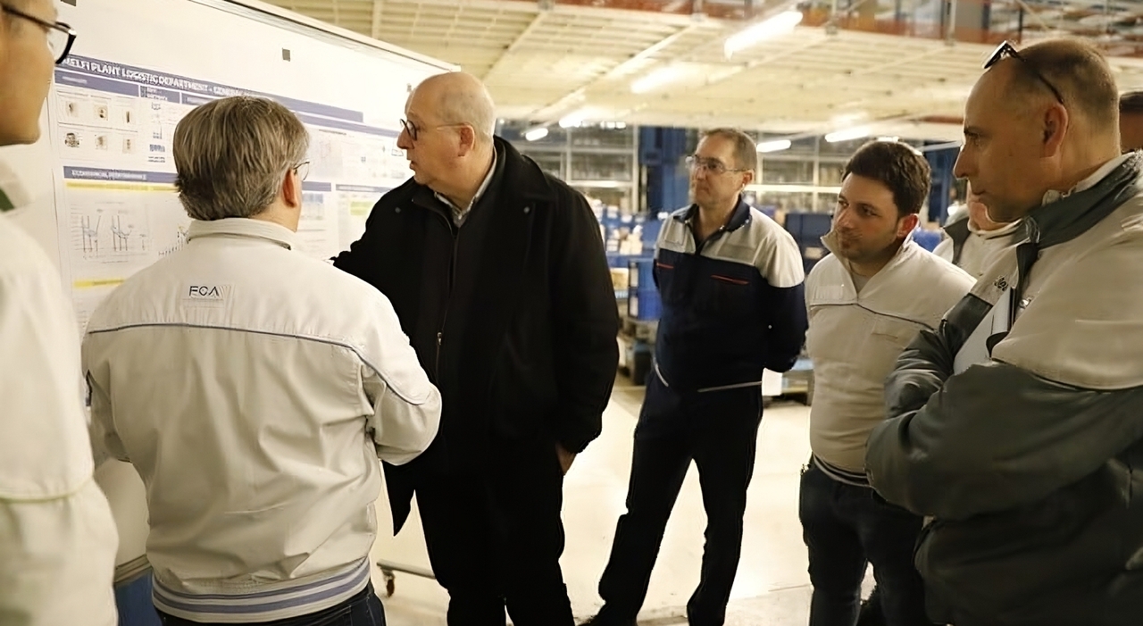 Jean-Philippe Imparato, responsabile delle attività europee di Stellantis, mentre visita lo stabilimento di Melfi (Potenza)