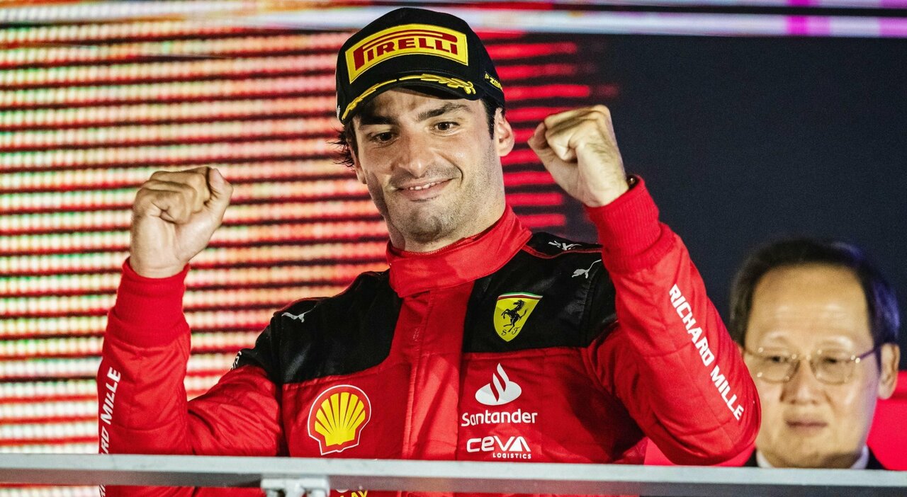 Carlos Sainz felice sul podio