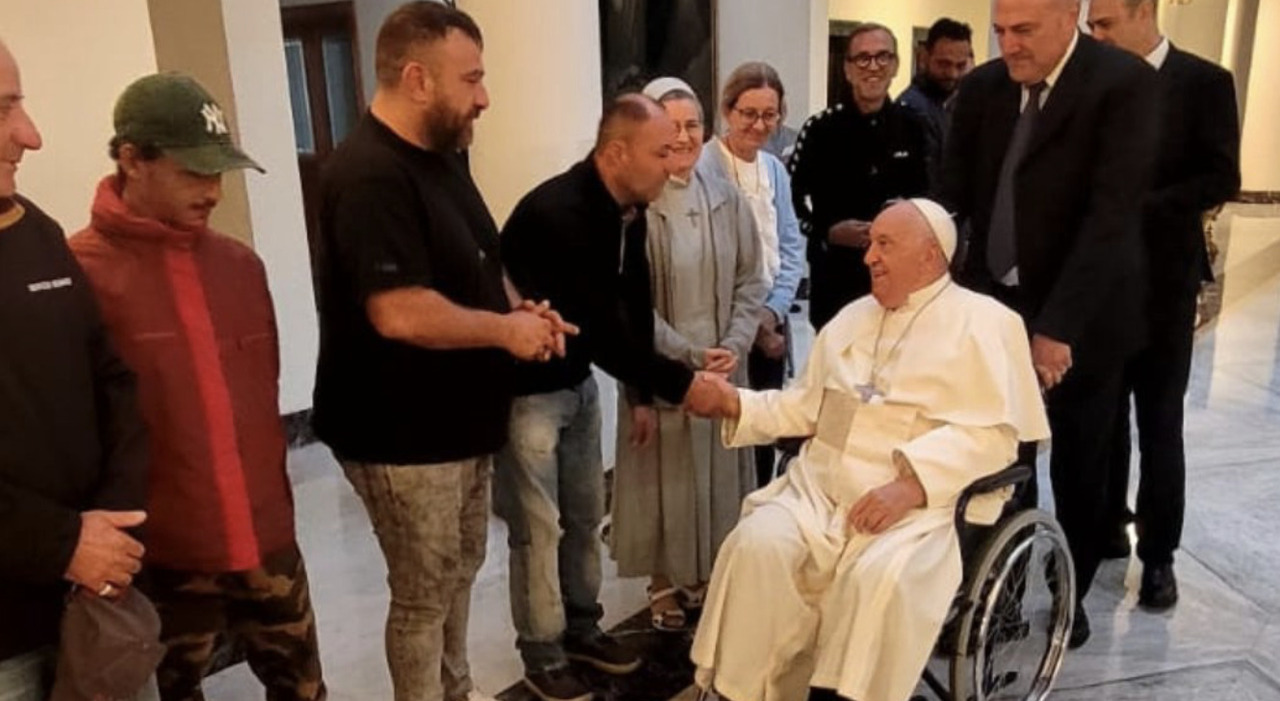 Papa Francesco in un gesto di solidarietà accoglie i senzatetto di Piazza San Pietro prima del suo viaggio in Belgio