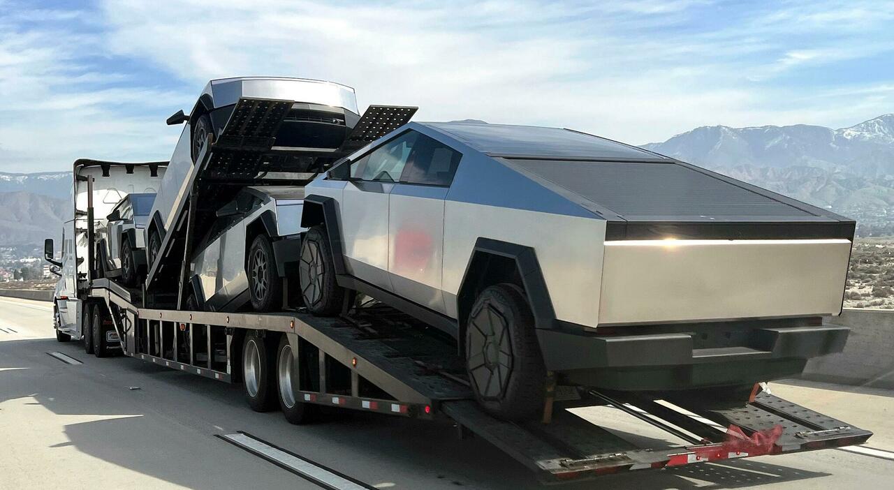 Cybertruck di Tesla su una bisarca