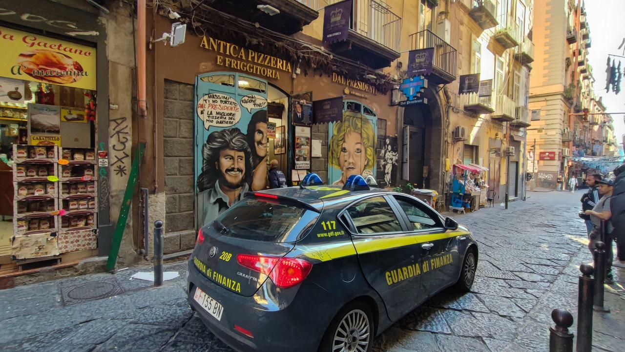 Napoli, sigilli alla pizzeria «dal Presidente»: le mani della camorra sul food e il turismo