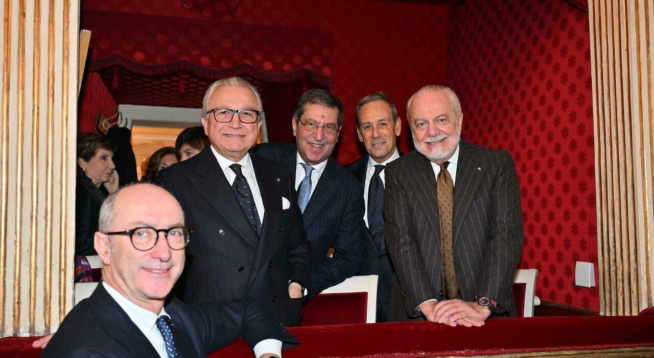 Cena di Natale Napoli, De Luca e Manfredi con De Laurentiis alla festa del museo di Pietrarsa