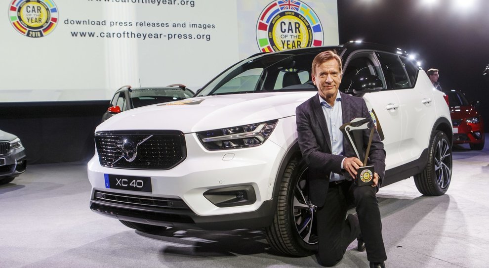 Hakan Samuelsson, ceo di Volvo Car Group a fianco della Volvo XC40 eletta Car of the Year 2018 al salone di Ginevra