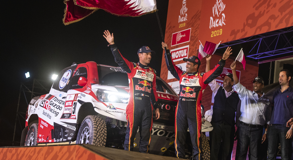 La Toyota Hilux di Al-Attiyah assistito dal copilota francese Matthieu Baumel festeggiano la vittoria alla Dakar 2019